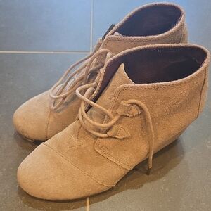 Toms Women's Light Brown Suede Ankle Booties